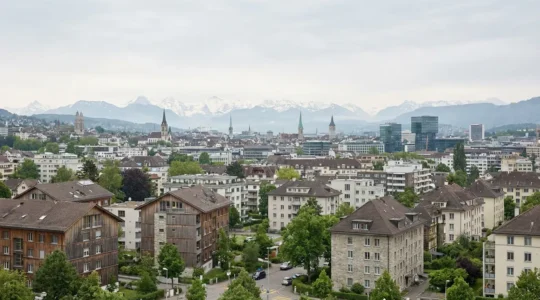 Panoramablick auf Schweizer Stadt mit Wohngebäuden und Alpenkulisse (Immobilienpreise Schweiz)